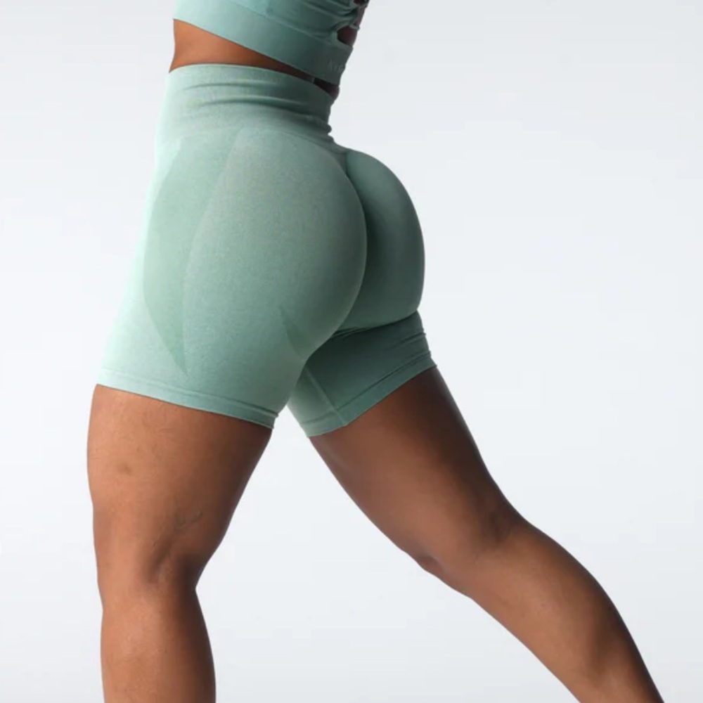NVGTN | size medium | contour seamless shorts